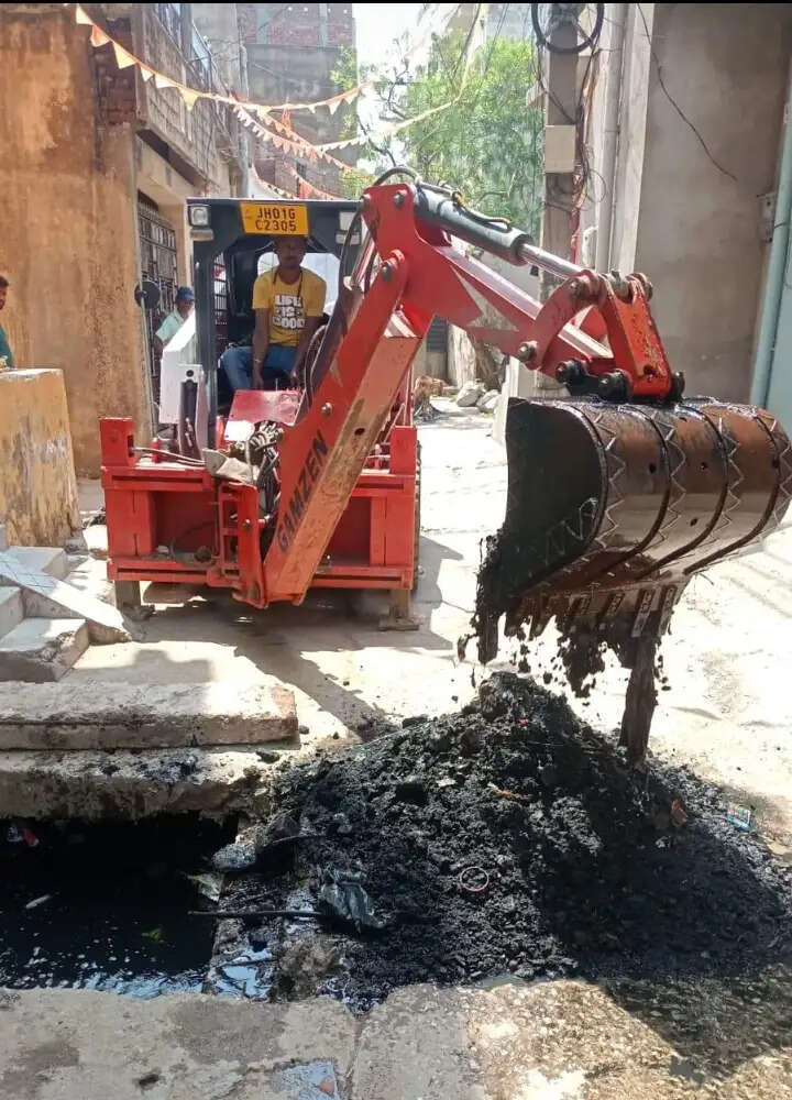 स्किड लोडर मशीनों से नालियों की सफाई करने में मिल रही मदद