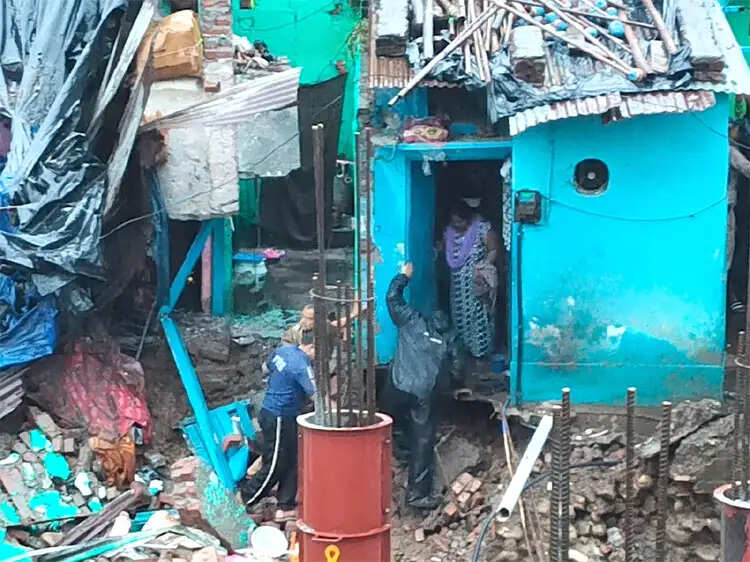 विष्णु घाट में भरभराकर गिरा मकान, फायर सर्विस ने मलबे से चार लोगों को जिंदा निकाला