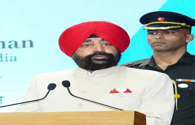 प्रशासन की वास्तविक परीक्षा चुनौतीपूर्ण परिस्थितियों में होती है : राज्यपाल