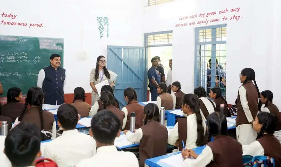 मुख्यमंत्री डॉ. यादव लांजी के विद्यालय में मिले विद्यार्थियों से, निभाई शिक्षक की भूमिका