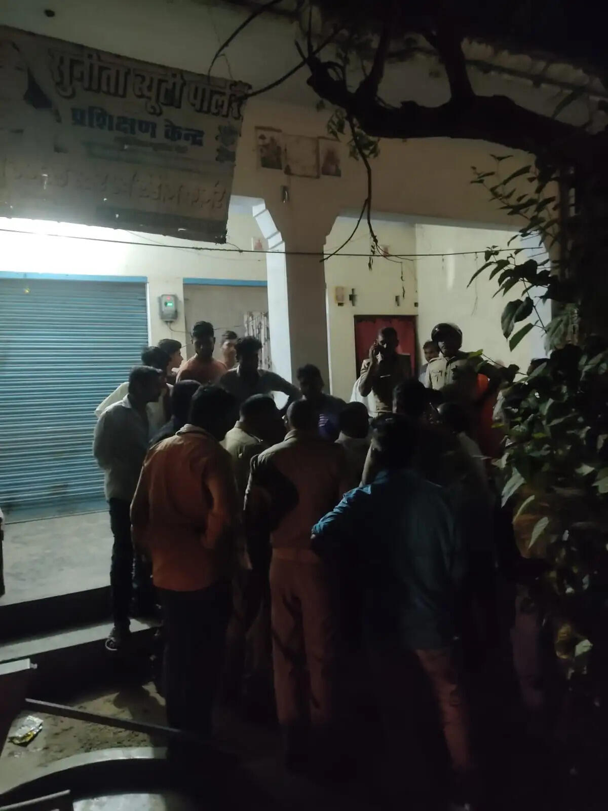 मामूली विवाद में सब्जी विक्रेता ने दिव्यांग व उसके पुत्र पर चाकू से किया हमला, दिव्यांग की हालत गंभीर