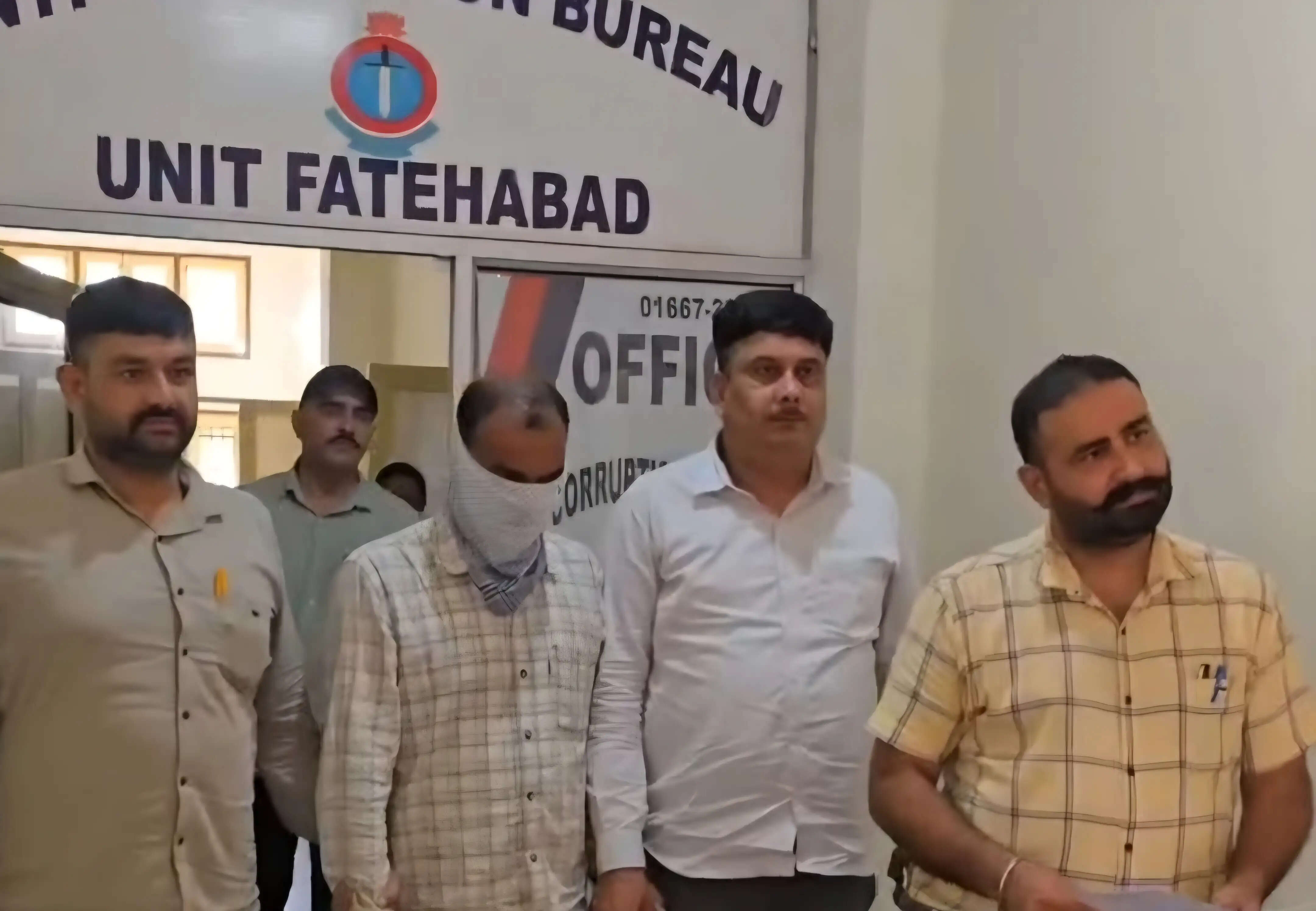 फतेहाबाद : ट्रांसफार्मर बदलने की एवज में लाइनमैन रिश्वत लेते रंगे हाथों गिरफ्तार