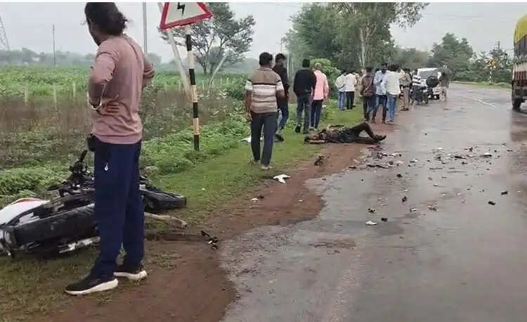 माेटरसाइकिल और कार की भिड़ंत में पांच वर्षीय बच्चे समेत चार लोग घायल, दाे की हालत गंभीर