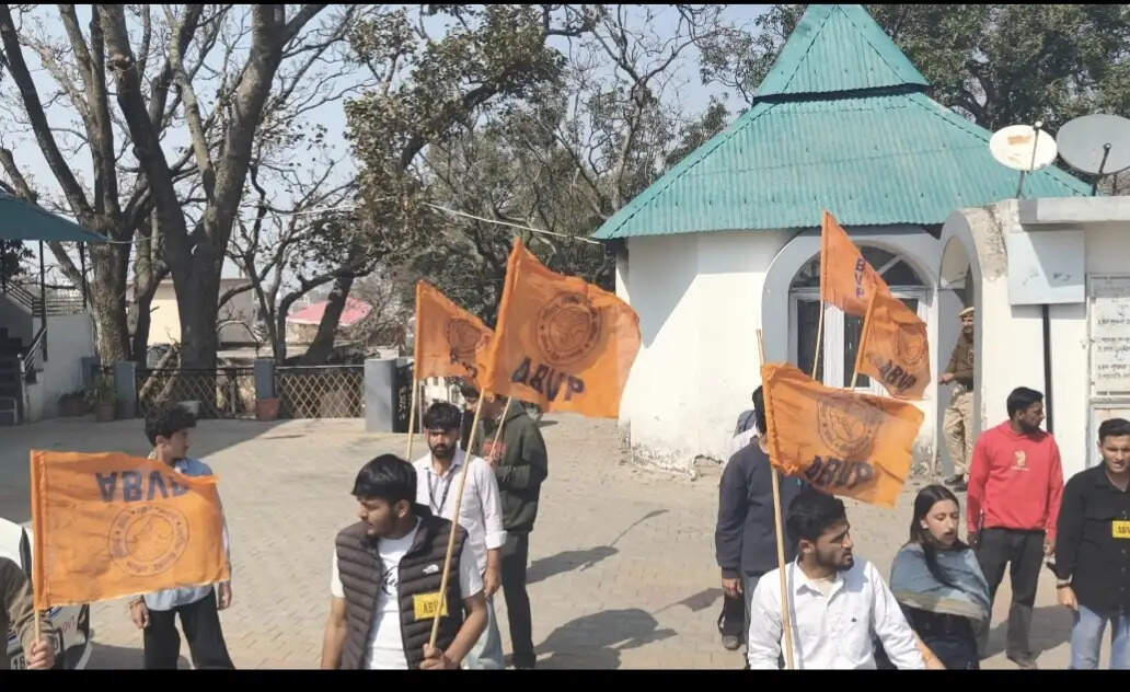 छात्र संघ चुनावों के मुद्दों को लेकर एबीवीपी का नाहन में प्रदर्शन