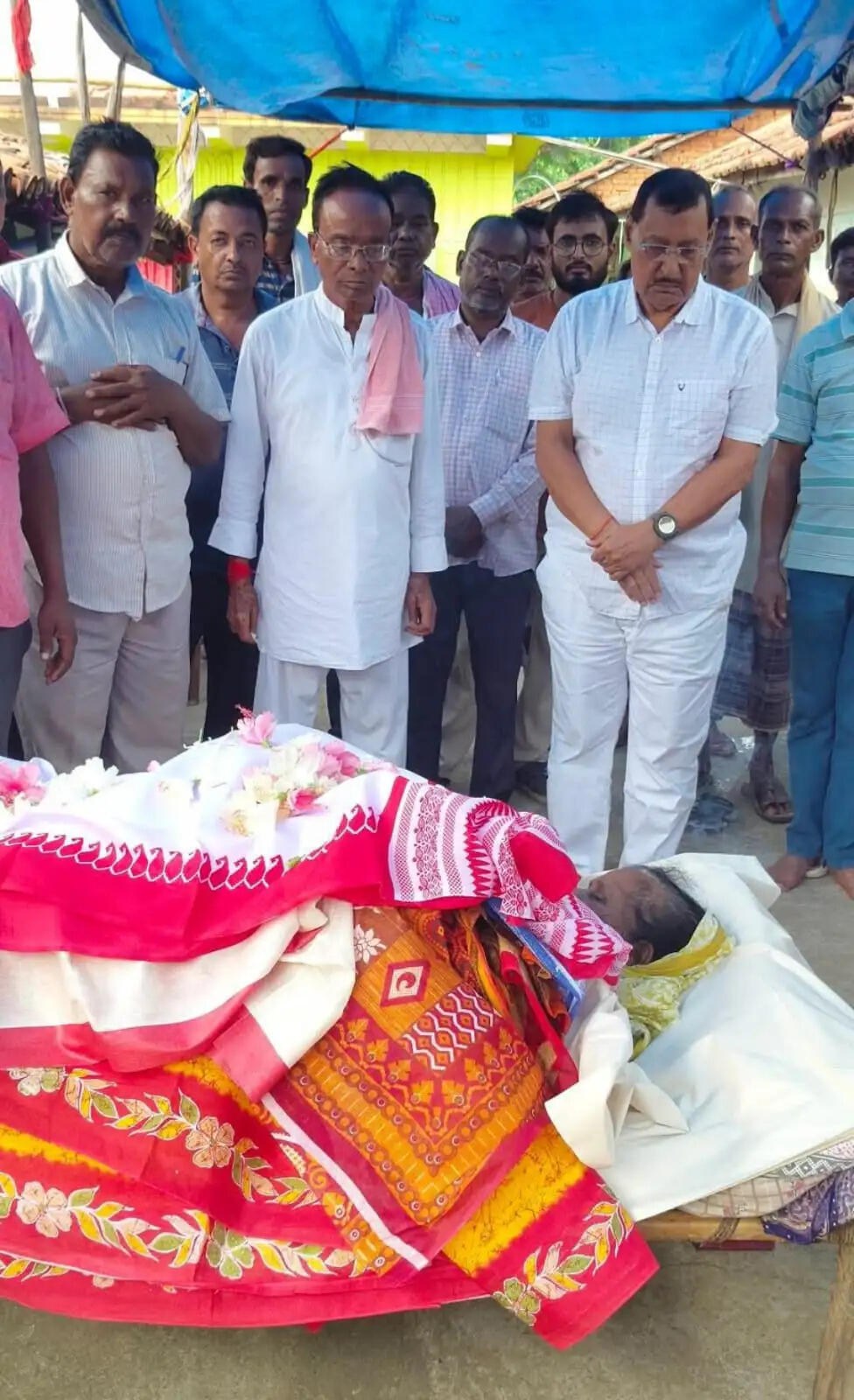 पूर्व विधानसभा अध्यक्ष पहुंचे नरसिंह मुर्मू के आवास, जताया शोक