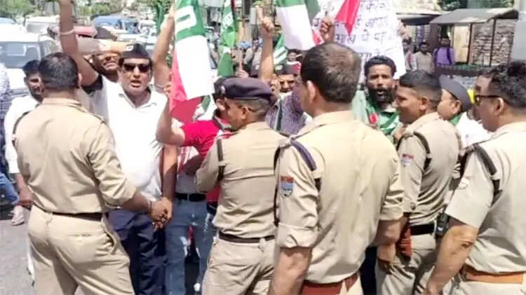 यूकेडी कार्यकर्ता गिरफ्तार,भाजपा पर वीआईपी को बचाने का आरोप