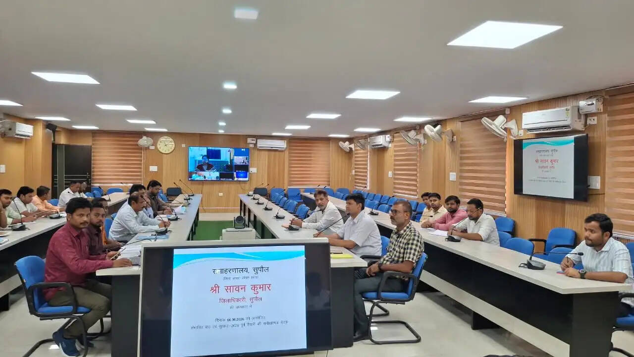 जिले में बाढ़ पूर्व तैयारी की जिलाधिकारी ने की समीक्षा