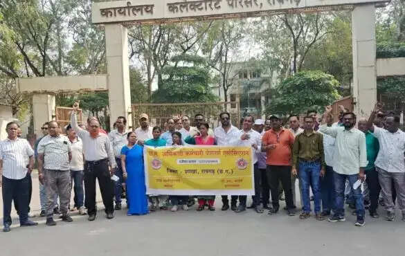 छह सूत्रीय मांगों को लेकर पेंशनरों का कलेक्ट्रेट में हल्लाबोल
