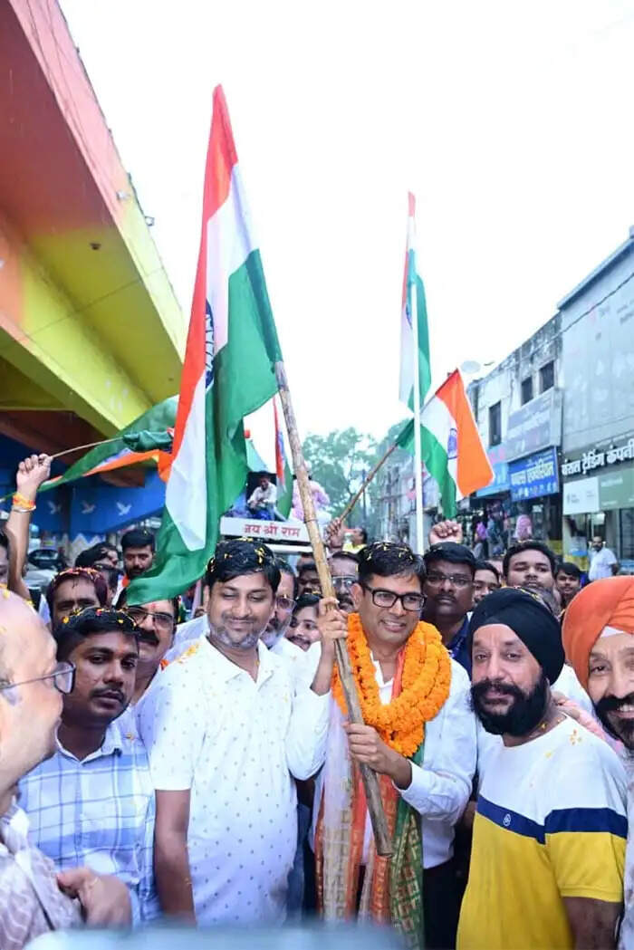 करीब 200 फीट लंबे तिरंगे के साथ उमड़ा जनसैलाब, वित्त मंत्री ओपी चौधरी हुए शामिल