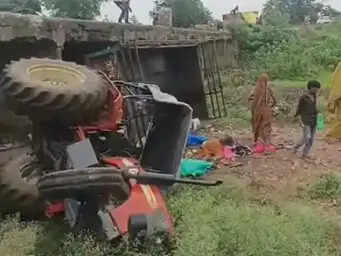 नर्मदापुरम: इटारसी में मजदूरों से भरी ट्रैक्टर-ट्रॉली पुलिया से नीचे गिरी, 10 घायल, 3 महिलाओं की हालत नाजुक