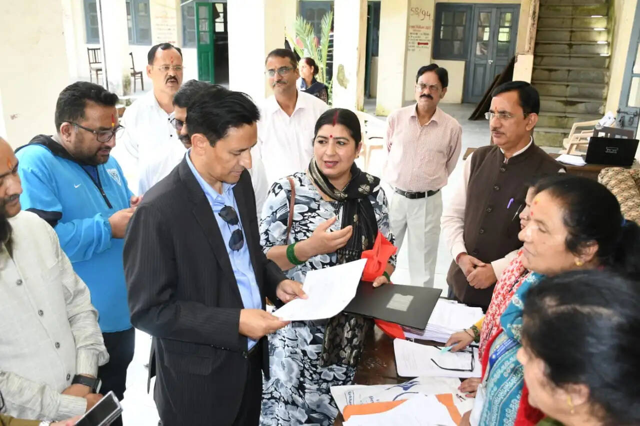 आयुक्त ने किया एसआईआर कार्यों का निरीक्षण, अफवाहों से बचने की अपील