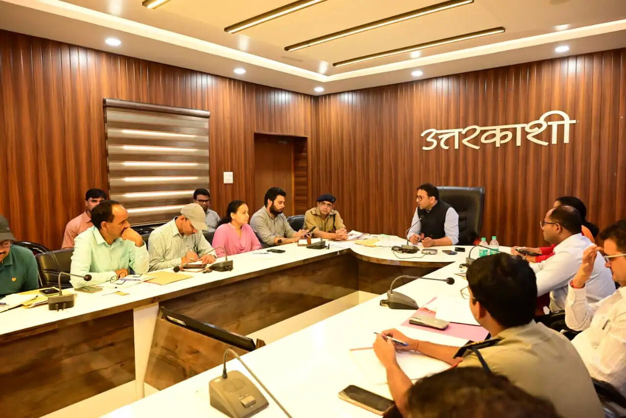 सुरक्षित चारधाम यात्रा के लिए जिलाधिकारी ने दिए अधिकारियों को फील्ड निरीक्षण के निर्देश