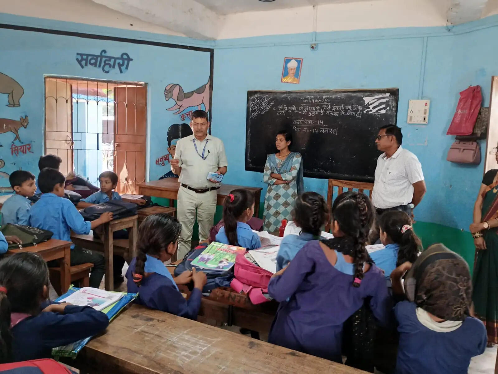 हिंदी-अंग्रेजी नहीं पढ़ पा रहे बच्चे, डीईओ ने जताई नाराजगी; एचएम को दी कार्रवाई की चेतावनी