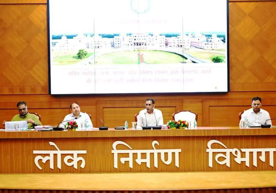 छत्तीसगढ़ लोक निर्माण विभाग के सचिव ने की सड़क एवं भवन निर्माण कार्यों की प्रगति की समीक्षा