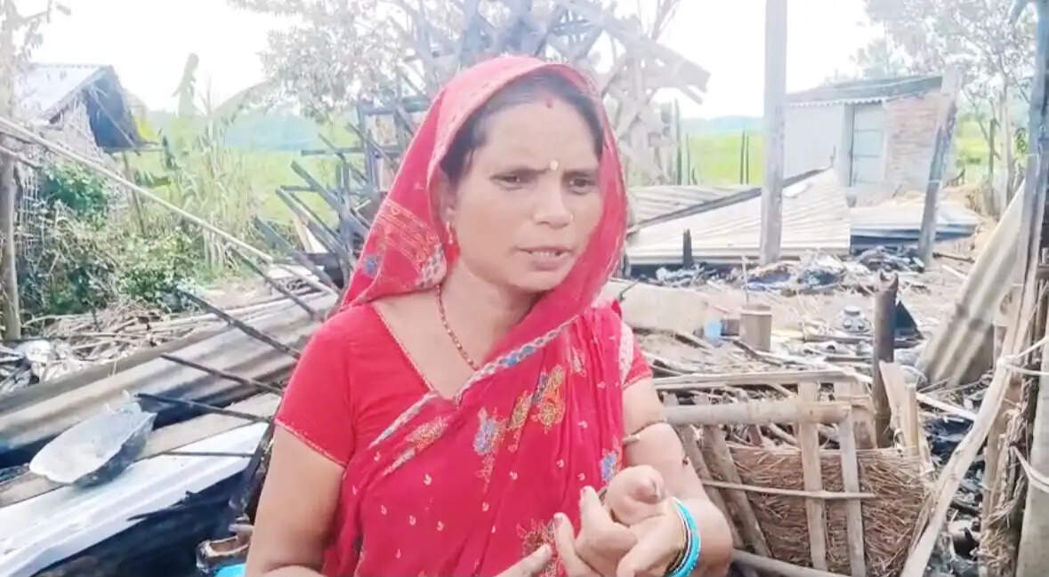 पिपरा में शॉर्ट सर्किट से लगी भीषण आग, दो परिवारों की लाखों की संपत्ति राख