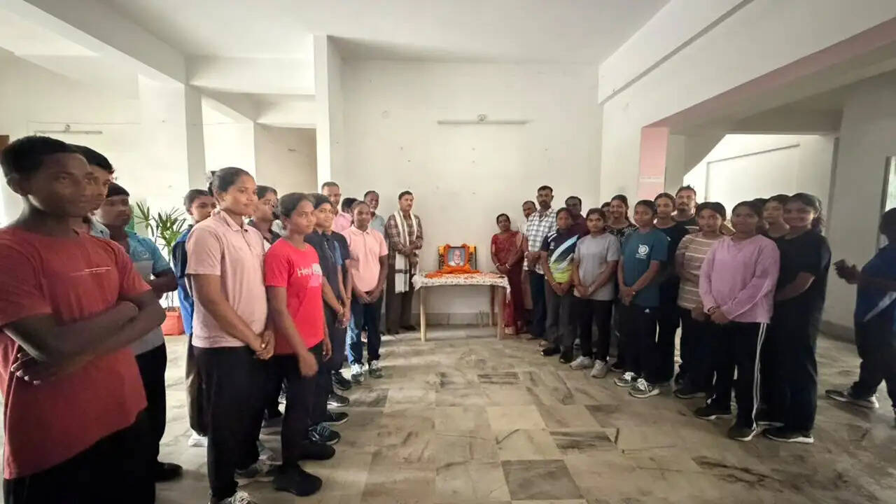 बिनोद बिहारी महतो के विचारों को आगे बढ़ाने के लिए शिक्षा और रोजगार को प्राथमिकता जरूरी : सुदेश महतो