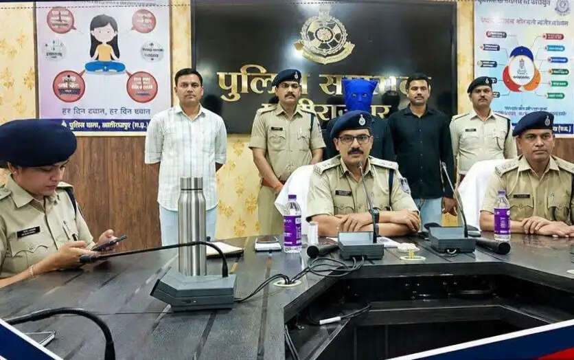 अलीराजपुर: फर्जी दस्तावेजों के जरिए लोगों को गुमराह करने का आरोपित पुलिस गिरफ्त में