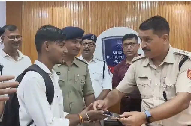सिलीगुड़ी पुलिस ने लौटाए&nbsp;चोरी, छिनतई और गुम हुए&nbsp;70 मोबाइल