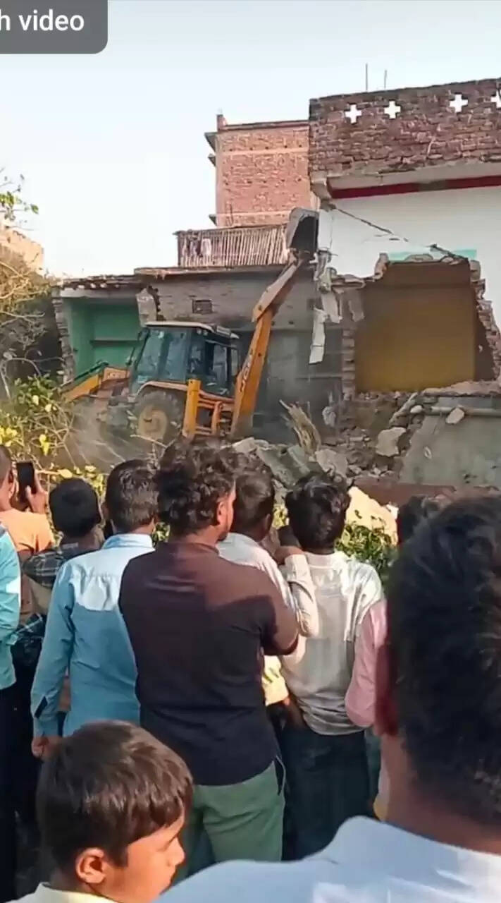 अतिक्रमण पर चला प्रशासन का बुलडोजर,60 घरों को तोड़ने मे लगी प्रशासन