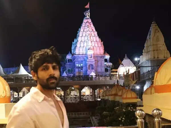 अभिनेता कार्तिक आर्यन ने लिया महाकाल का आशीर्वाद, ओडिशा के राज्य मंत्री गोकुला नंदा भस्म आरती में हुए शामिल