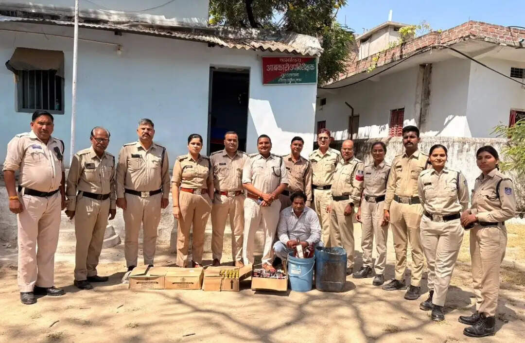 उज्जैनः कुख्यात शराब तस्कर 46 हजार की अवैध शराब के साथ गिरफ्तार