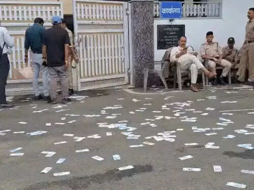 मध्य प्रदेश में&nbsp;600 करोड़ की कथित वित्तीय अनियमितता पर युवा कांग्रेस का प्रदर्शन, वित्त मंत्री के इस्तीफे की मांग