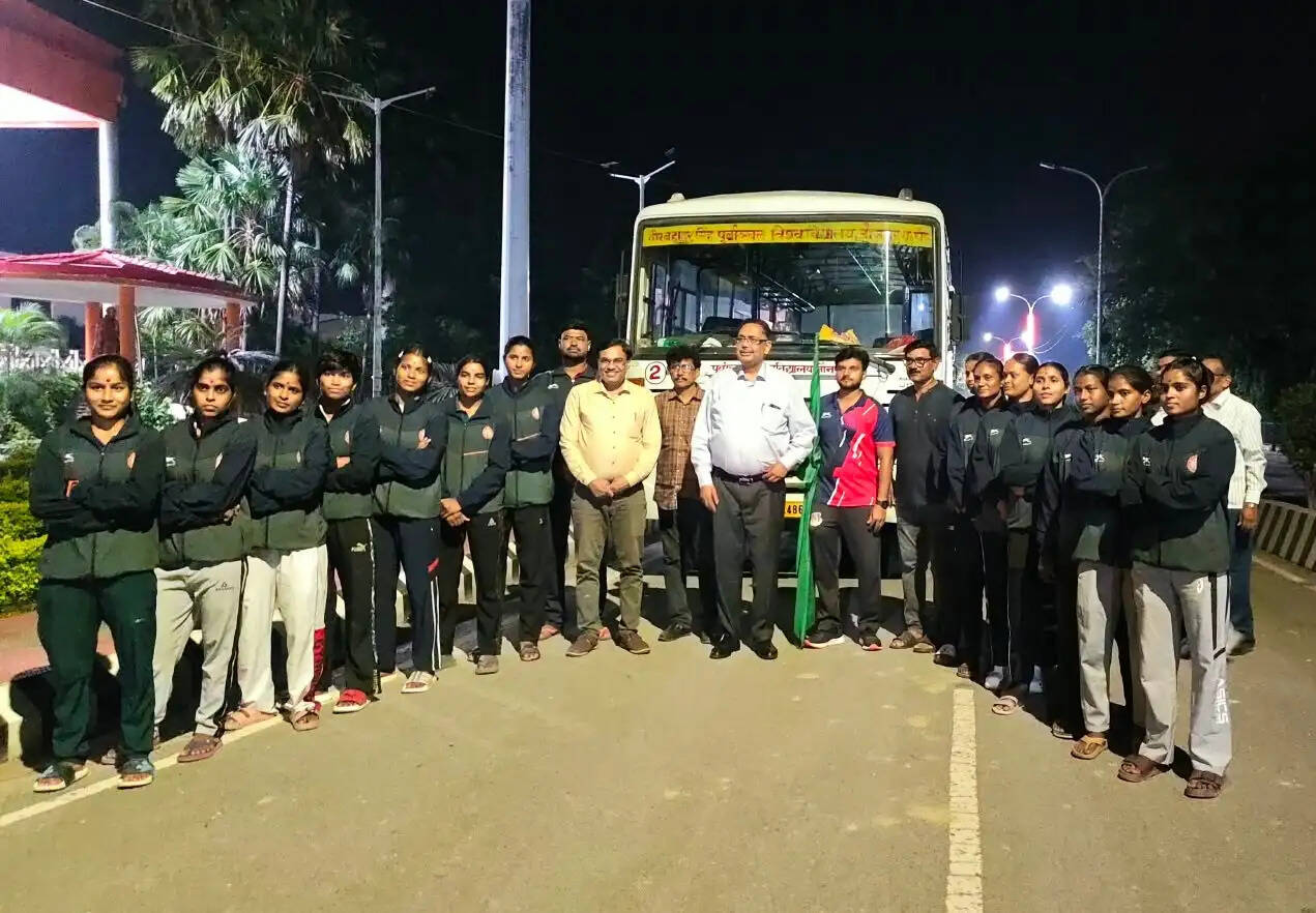 महिला कबड्डी टीम पूर्वी क्षेत्र अंतर विश्वविद्यालय प्रतियोगिता के लिए रवाना