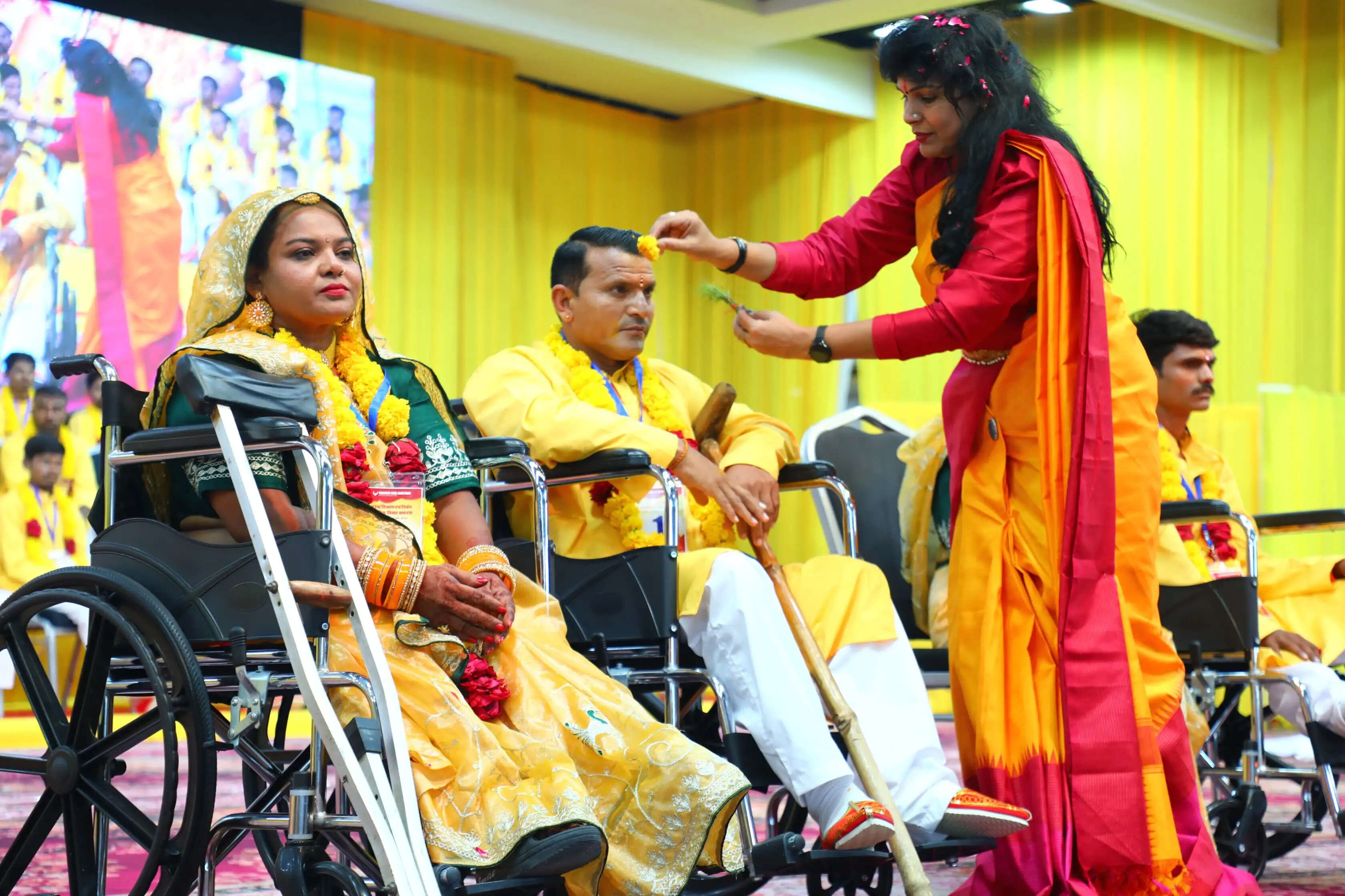 पीले परिधानों में सजे दिव्यांग एवं निर्धन जोड़ों के चेहरों पर खिली मुस्कान