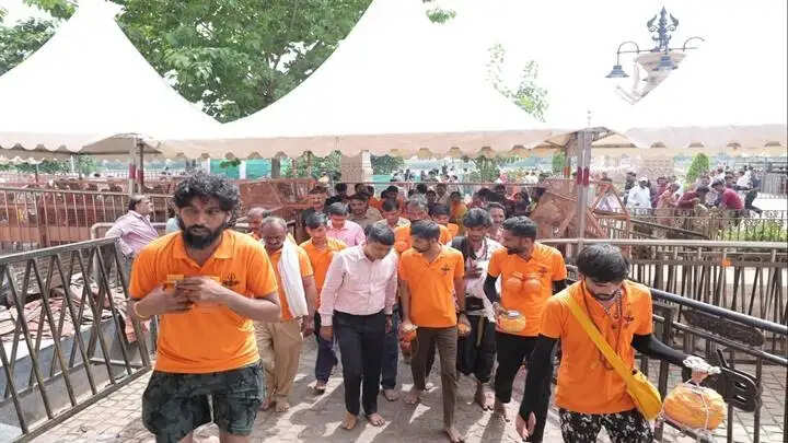 उज्जैनः कलेक्टर ने श्रावण के अंतिम सोमवार पर आम श्रद्धालुओं के साथ महाकाल के दर्शन किए