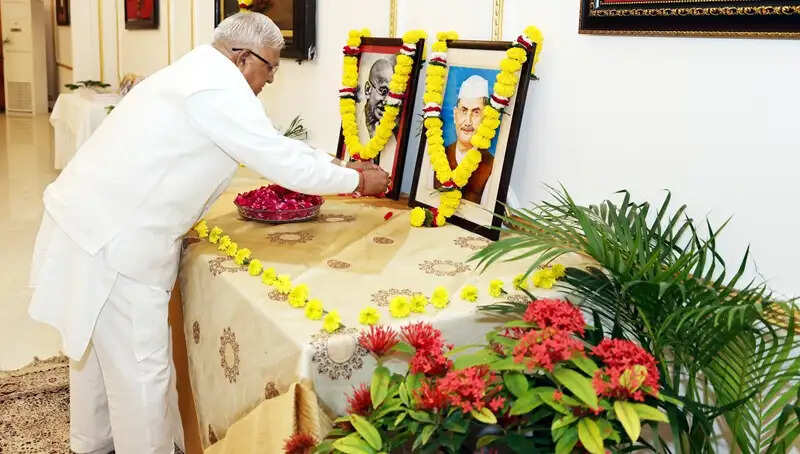 राज्यपाल पटेल ने महात्मा गांधी और पूर्व प्रधानमंत्री स्व. शास्त्री को किया नमन
