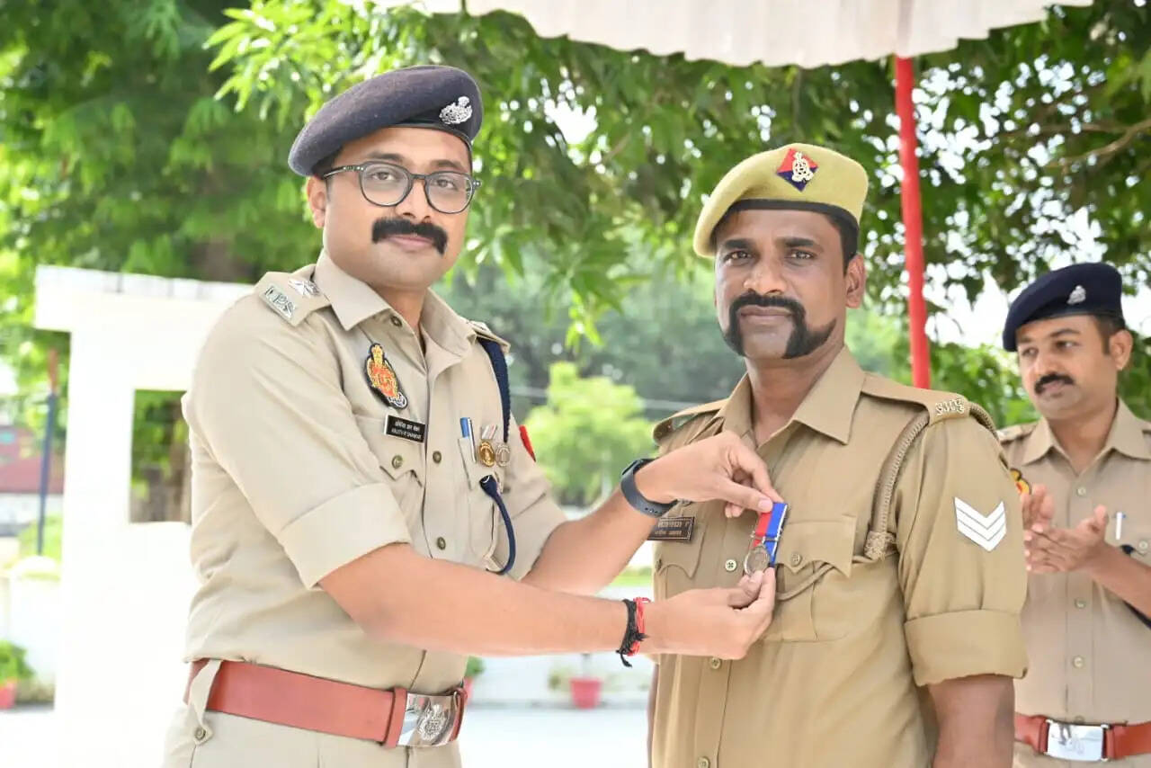 देवरिया ; गृह मंत्रालय के सेवा पदकों से सम्मानित हुए देवरिया के 10 पुलिसकर्मी