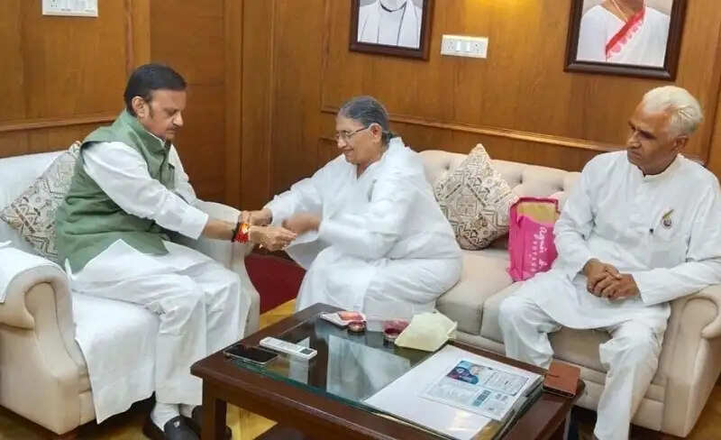 मप्रः उप मुख्यमंत्री शुक्ल को ब्रह्माकुमारी बहन ने बांधा शिव बाबा का रक्षा सूत्र