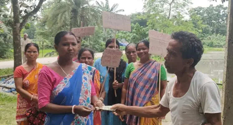 आवास योजना के नाम पर ली गई&nbsp;अवैध वसूली को तृणमूल नेता ने लौटाया