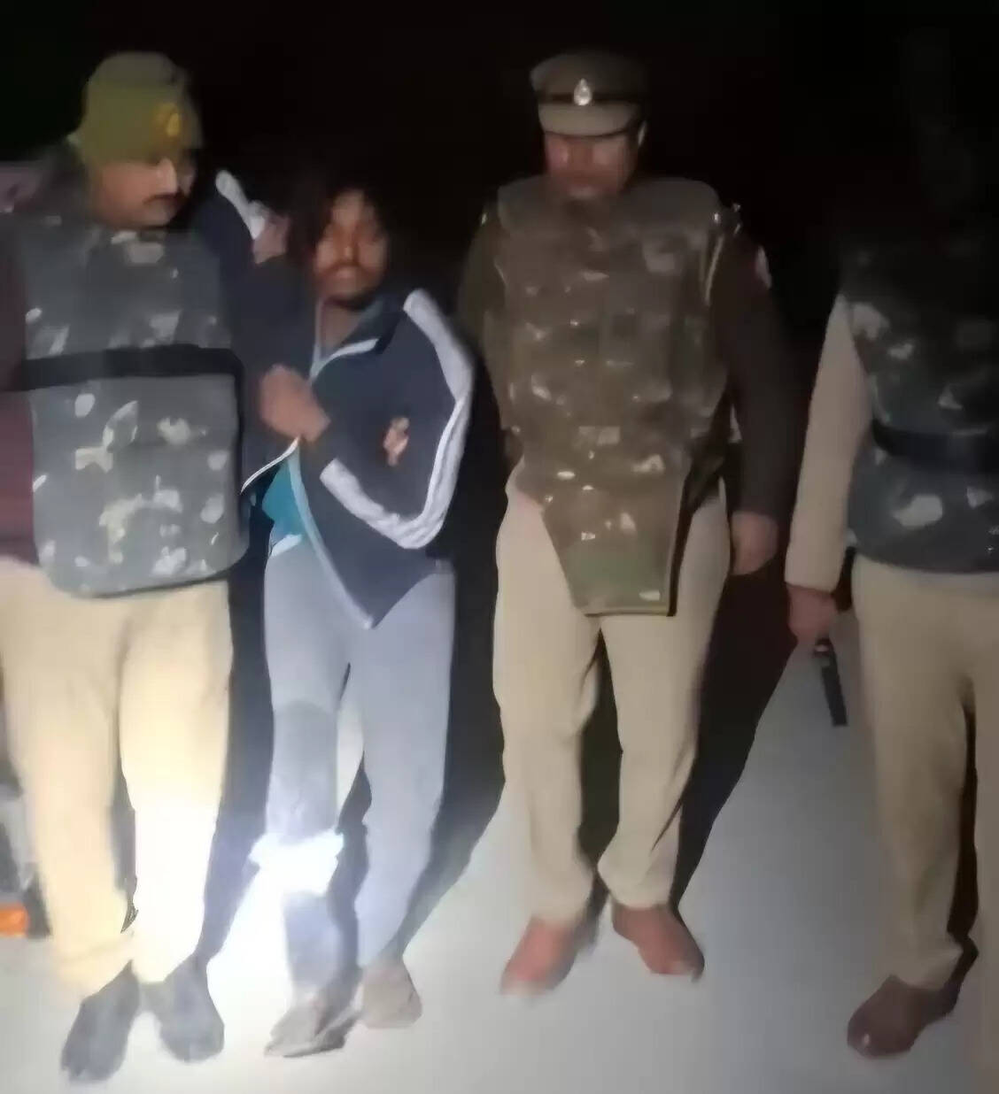 पुलिस मुठभेड़ में चार लुटेरे गिरफ्तार लूट का सामान बरामद