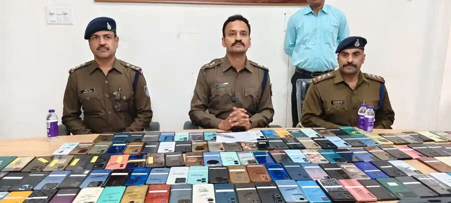 मप्र पुलिस ने विगत तीन सप्ताह में 3 करोड़ 73 लाख से अधिक के 1835 गुम व चोरी हुए मोबाइल किए बरामद