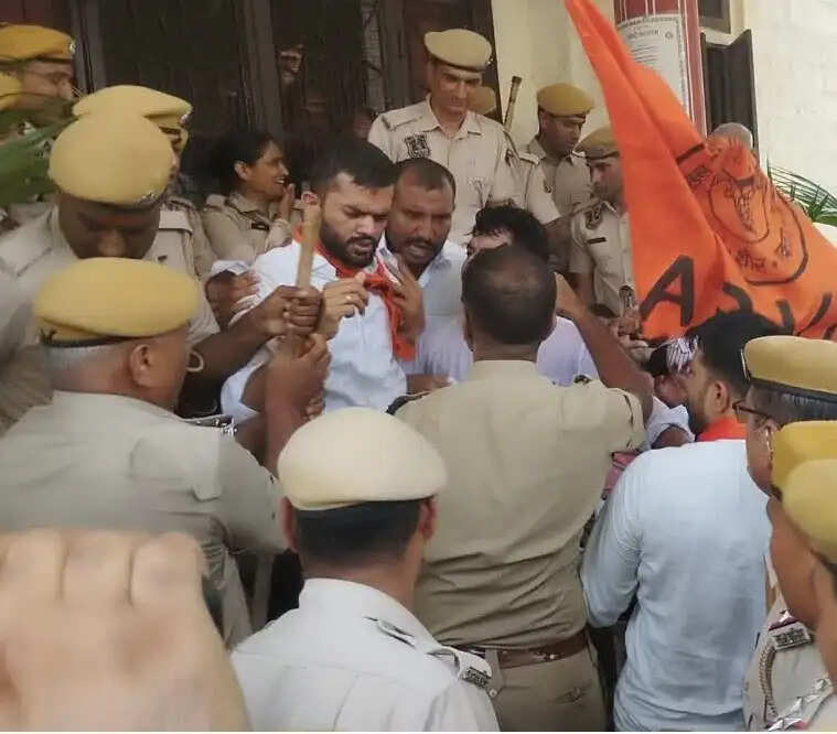 छात्रसंघ चुनाव बहाली की मांग पर राजस्थान यूनिवर्सिटी में एबीवीपी ने किया हंगामा