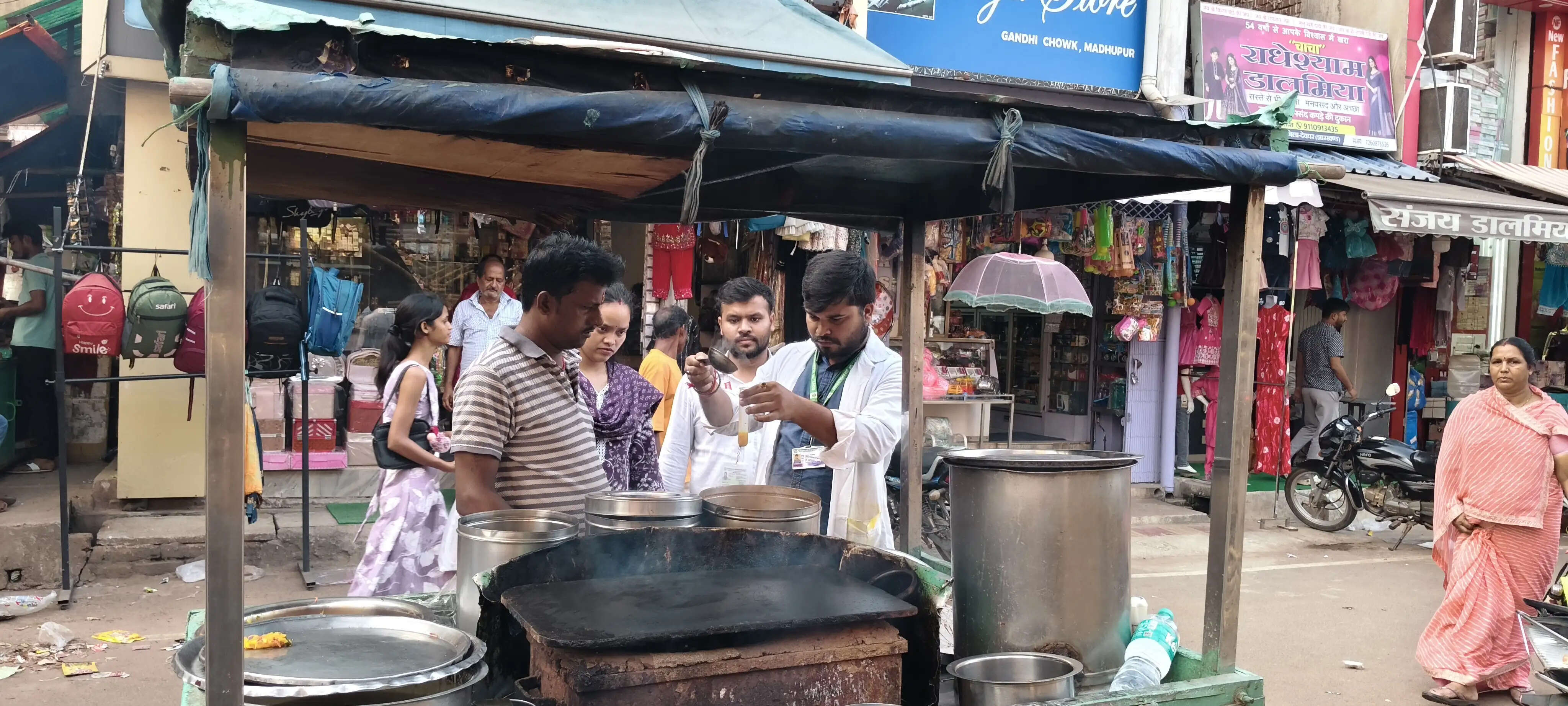 खाद्य सुरक्षा विभाग के छापे के दाैरान कई प्रतिष्ठानों को नोटिस