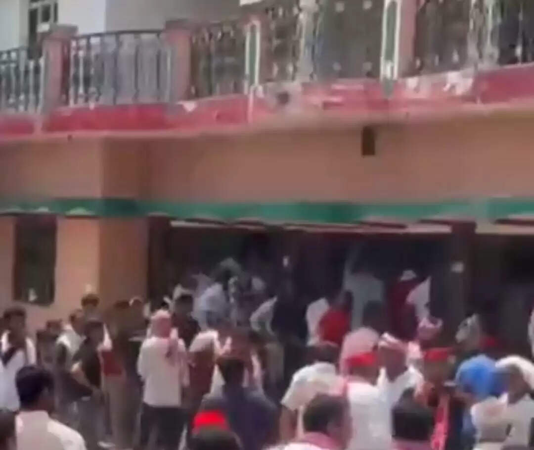 सपा जांच समिति की टीम पहुंची दिवंगत अधिवक्ता के घर, न्याय दिलाने का भरोसा