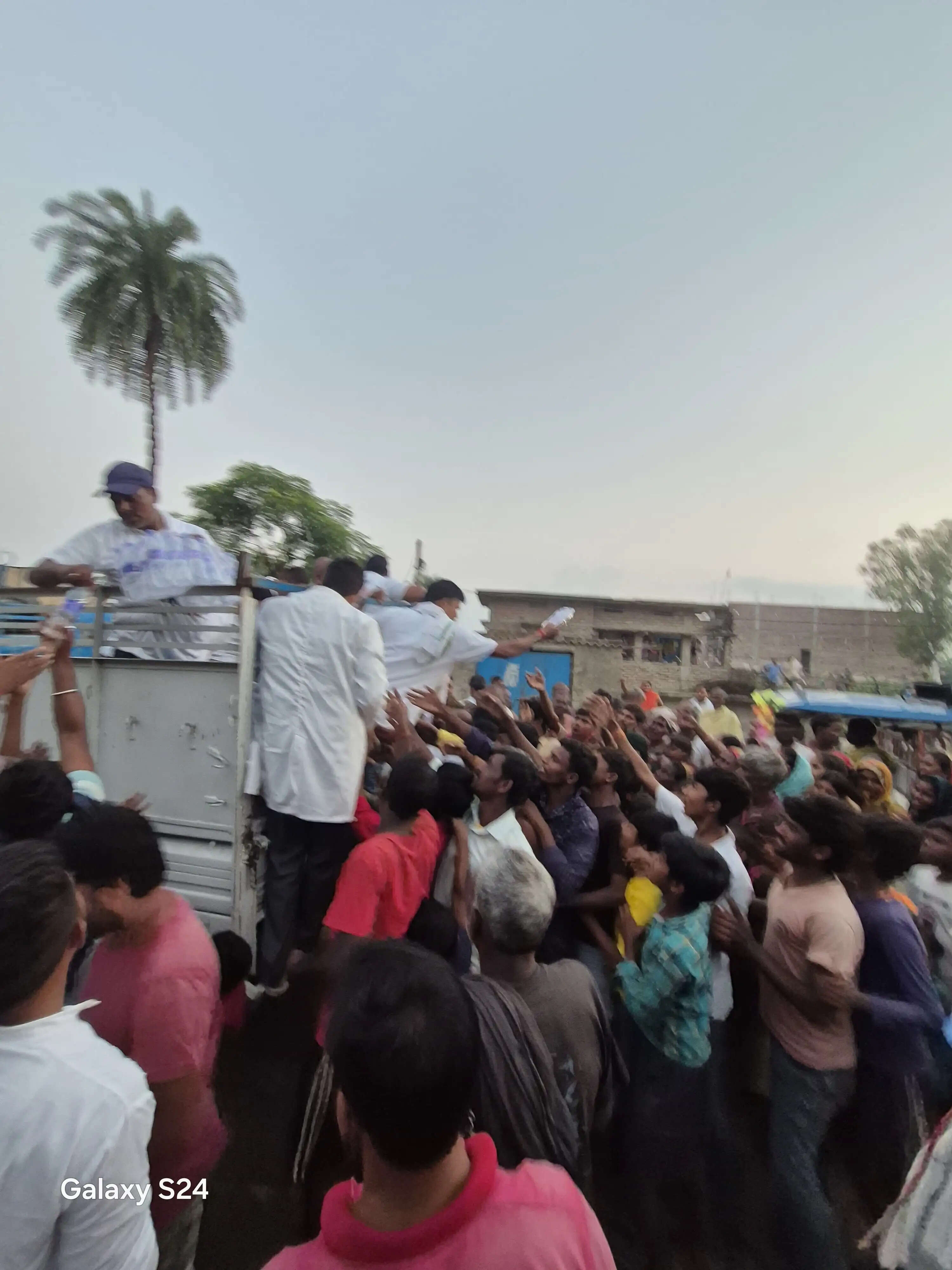 रोटी बैंक ने आठवां वार्षिकोत्सव पर बाढ़ पीड़ितों को बांटी राहत सामग्री