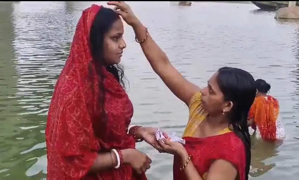 चैती छठ को लेकर श्रद्धालुओं की उमड़ी भीड