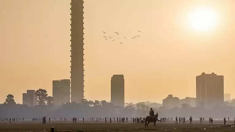 रातभर की बारिश से कोलकाता में तापमान छह डिग्री गिरा, दक्षिण बंगाल में बारिश जारी रहने का अनुमान