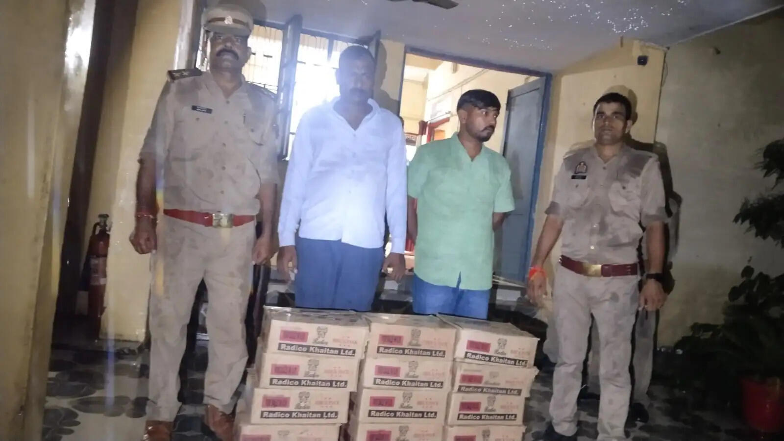 बांदा : पुलिस ने 675 क्वार्टर शराब के साथ दो आरोपितों को दबोचा, कार से कर रहे थे तस्करी