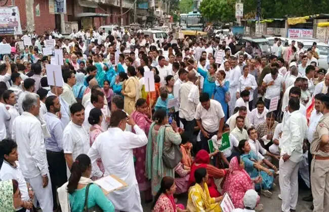 रेवाड़ी में स्वास्थ्य मंत्री आवास घेरने पहुंचे एमपीएचई कर्मचारी, मांगों पर सरकार को दी चेतावनी