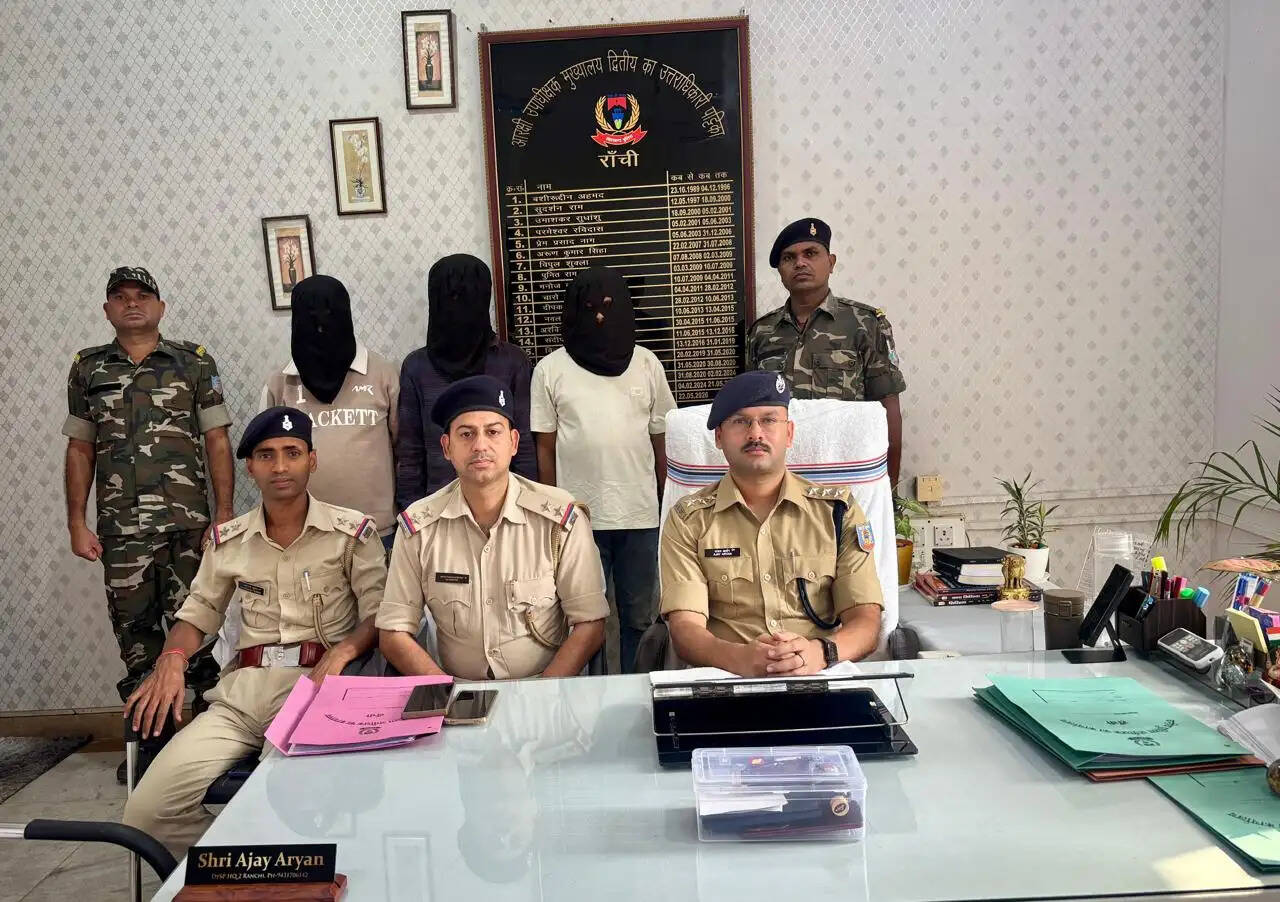पुलिस ने नशीले मादक पदार्थ की तस्करी मामले में तीन आरोपिताें को किया गिरफ्तार