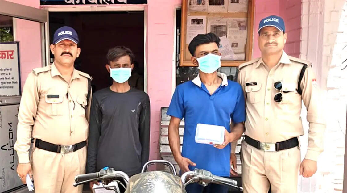 चाकू की नोक पर मोबाइल लूटने वाले दो बदमाश गिरफ्तार