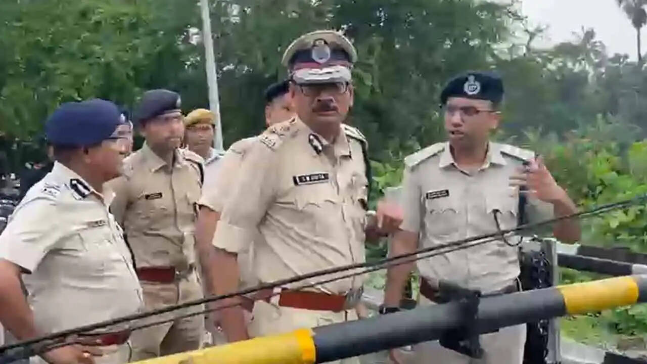(अपडेट) बरूईपुर दुष्कर्म-हत्या मामला : डीजी सिध्दनाथ गुप्ता ने किया घटनास्थल का निरीक्षण