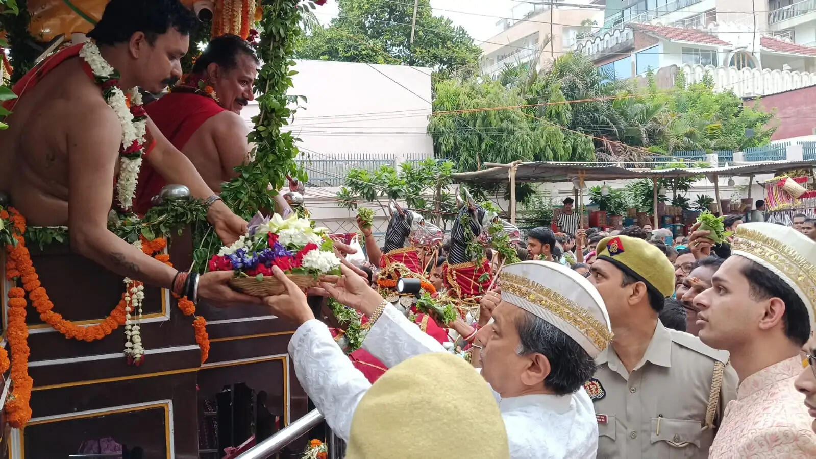 वाराणसी: विश्वप्रसिद्ध रथयात्रा मेले में भगवान जगन्नाथ का दर्शन कर श्रद्धालु आह्लादित