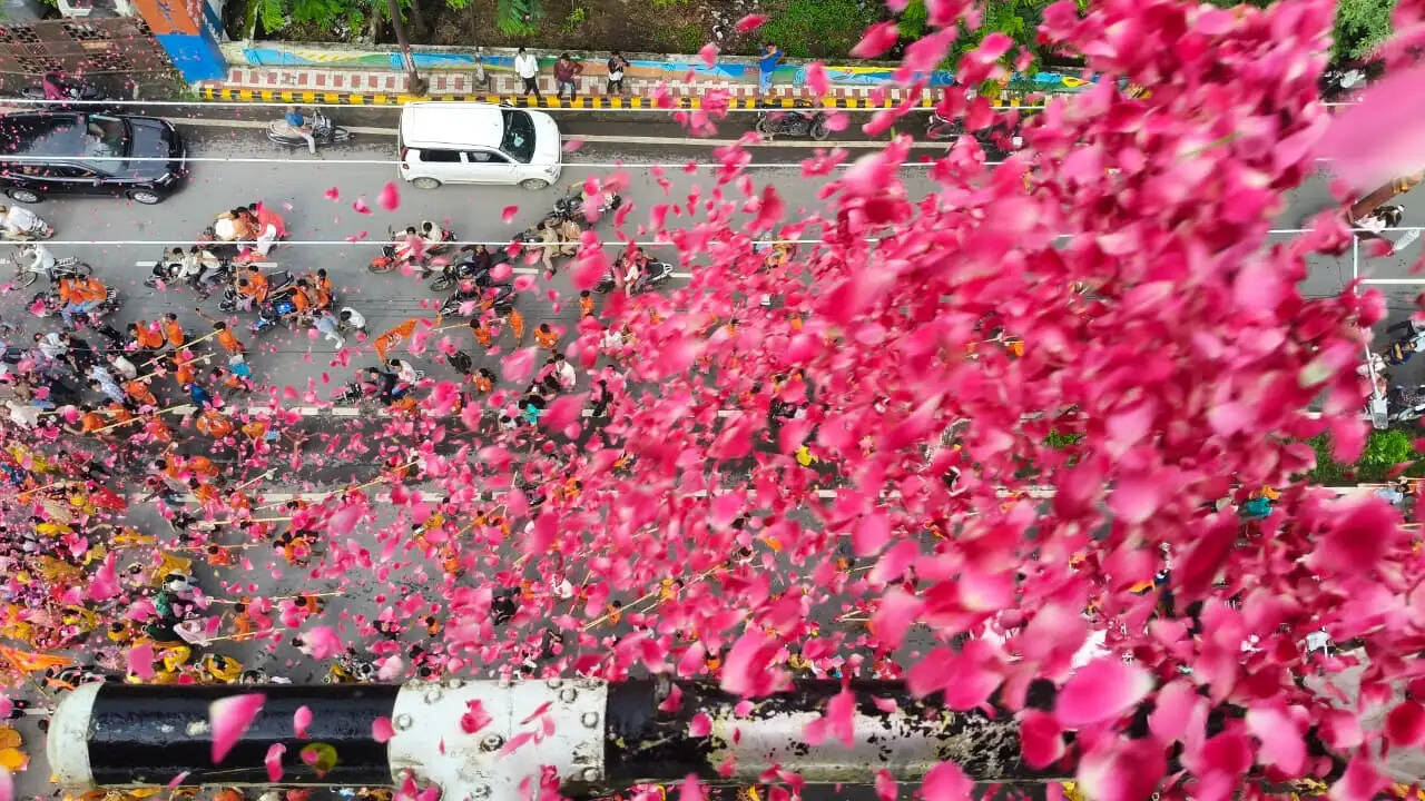 भव्य कांवड़यात्रा में मण्डलायुक्त और आईजी ने राजकीय हेलीकॉप्टर से की पुष्पवर्षा