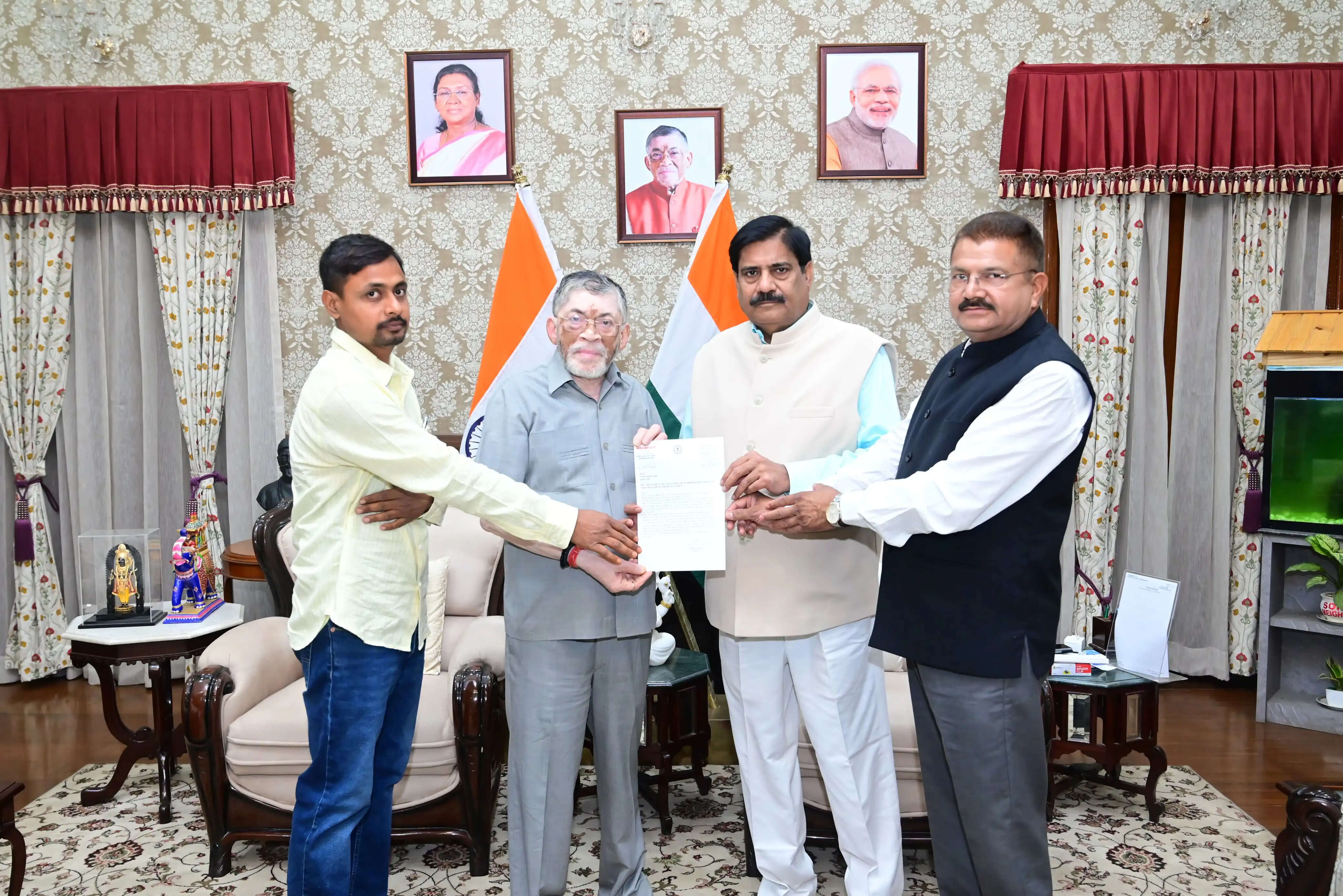 राज्यपाल से विधायक ने की मुलाकात, सौंपा ज्ञापन