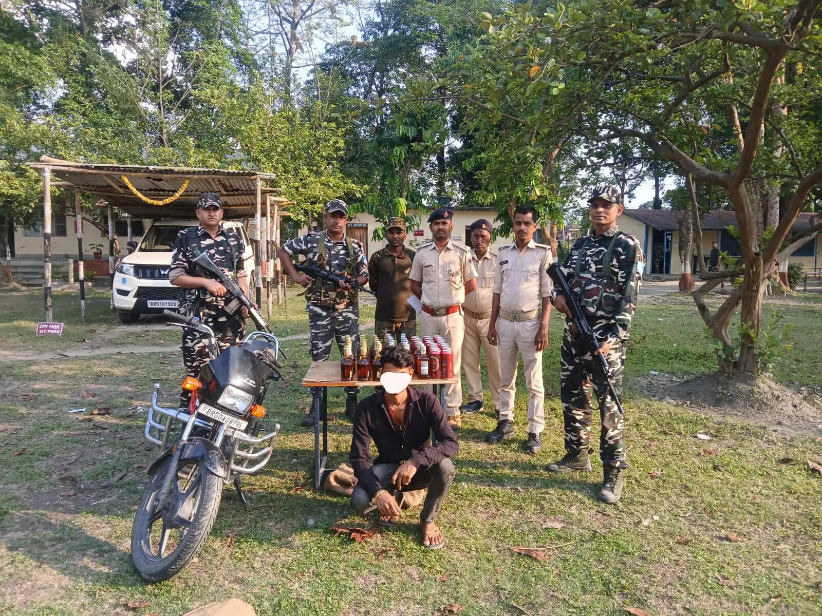 एसएसबी ने 24.250 लीटर नेपाली शराब,एक बाइक साहित 1 को किया गिरफ्तार